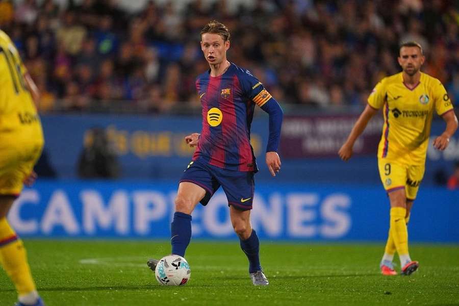 Barcelona midfielder De Jong: I've had Prem offers, but... Barcelona midfielder De Jong: I've had Prem offers, but...