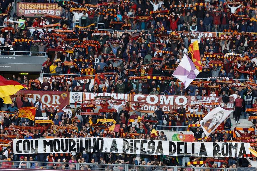 Tifosi della Roma a supporto di Josè Mourinho