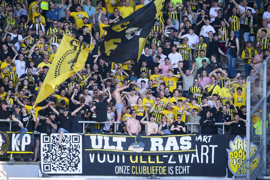 Vitesse-fans bij sc Heerenveen toonden een spandoek met een QR-code voor de crowdfundingsactie