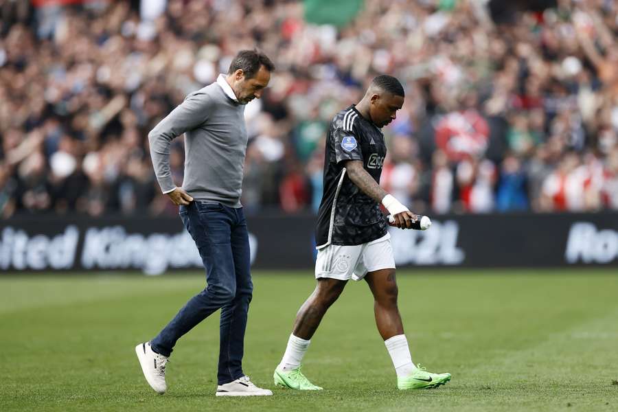 Van 't Schip en Steven Bergwijn na de verloren Klassieker