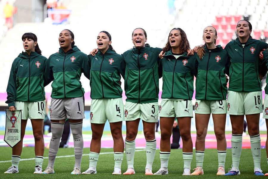 Jogadoras da seleção nacional cantam o Hino Jogadoras da seleção nacional cantam o Hino