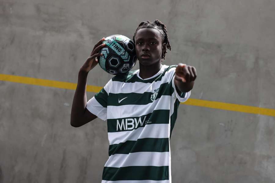 Júnior Buaro assinou contrato profissional com o Sporting Júnior Buaro assinou contrato profissional com o Sporting