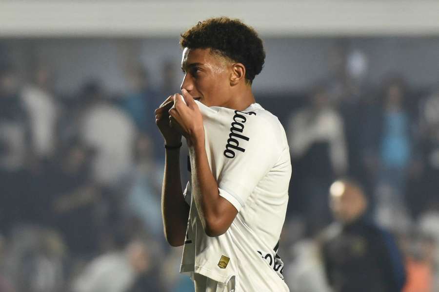 Robinho Jr se emocionou ao encerrar jogo de estreia no profissional do Santos