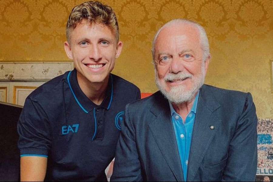 Jesper Lindstrøm com o presidente do Nápoles, Di Laurentiis