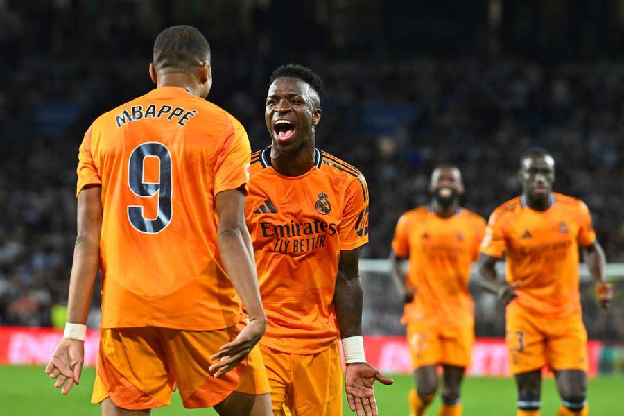 Vinicius Jr. en Kylian Mbappe vieren de tweede treffer van Real