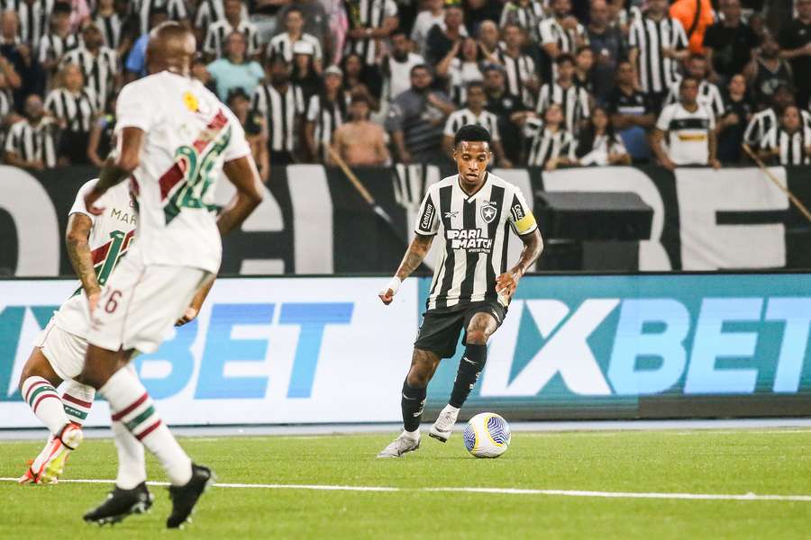 Fluminense teve trabalho diante de um Botafogo intenso e vertical