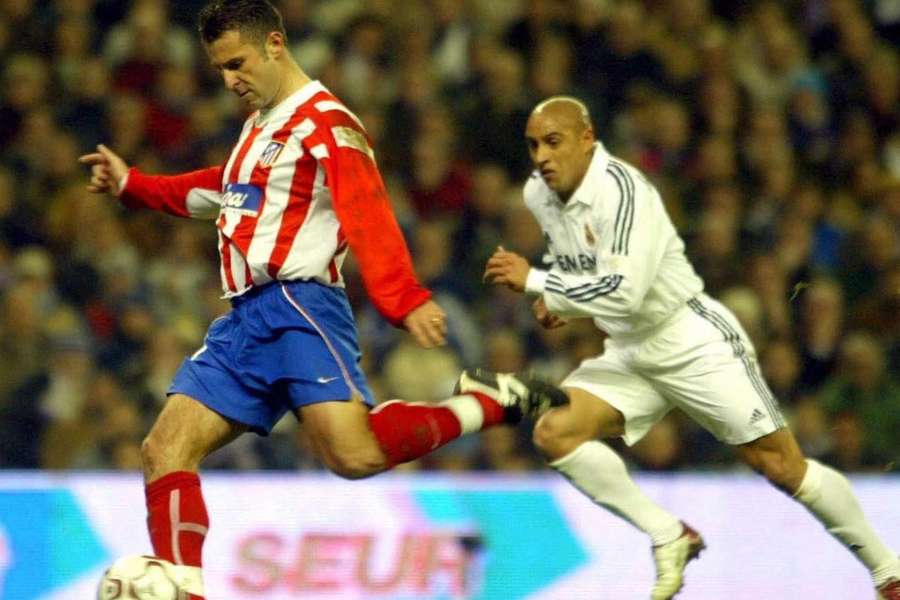 Javi Moreno num dérbi de Madrid contra Roberto Carlos