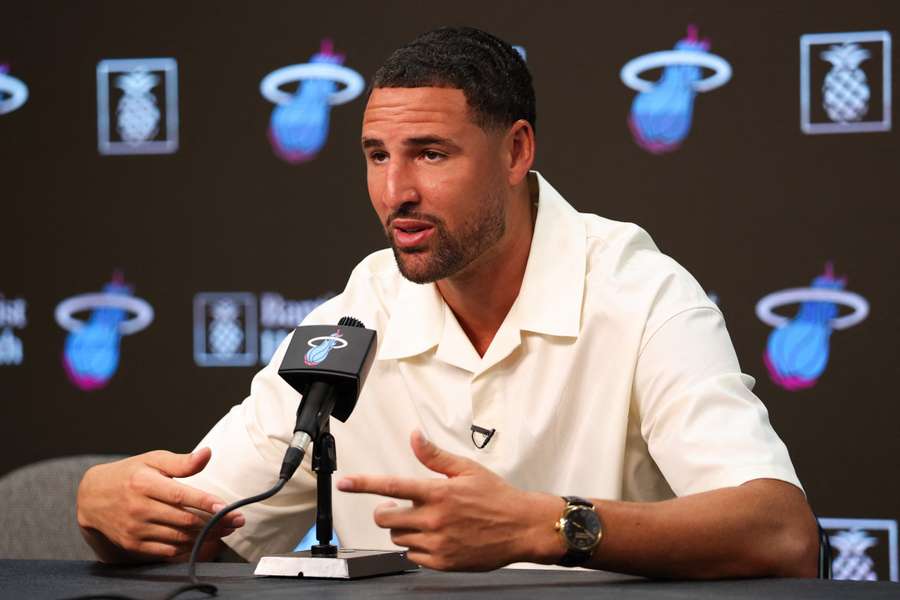 Klay Thompson fala perante os meios de comunicação Klay Thompson fala perante os meios de comunicação