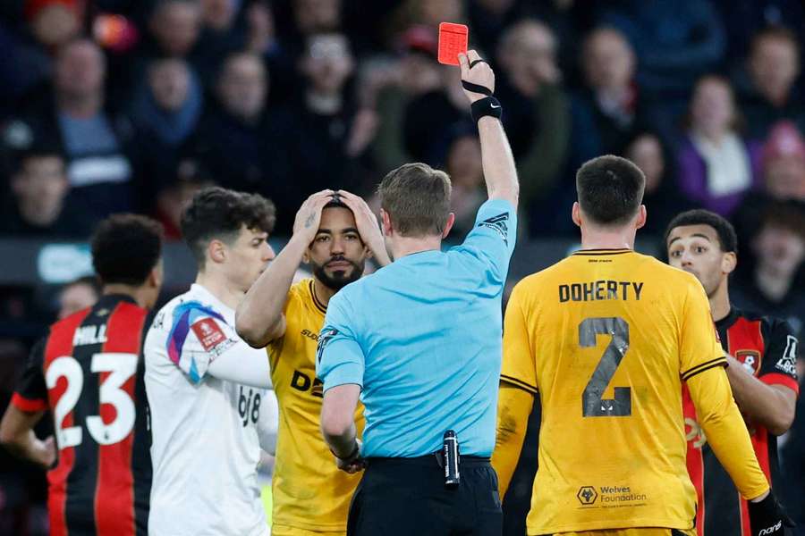 Matheus Cunha ve la tarjeta roja contra el Bournemouth