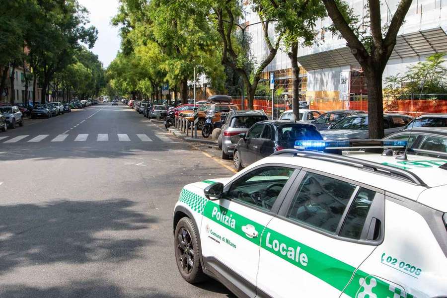 Il luogo dell'impatto in via Caracciolo a Milano Il luogo dell'impatto in via Caracciolo a Milano