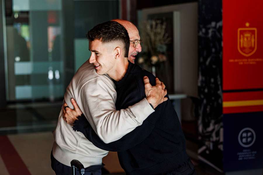 Marc Casadó recibe la bienvenida de Luis de la Fuente