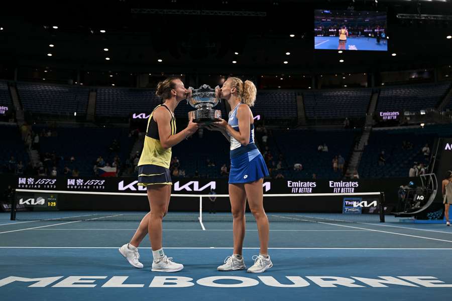Küsschen für den Pokal: Barbora Krejcikova (l.)und Katerina Siniakova feiern zum 7. Mal einen Grand Slam.