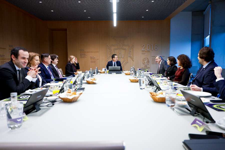 Órgãos sociais durante a reunião Órgãos sociais durante a reunião