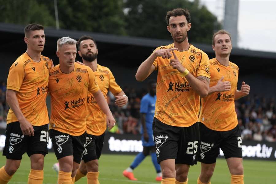 Sebastián Nebyla slaví gól proti RFS.