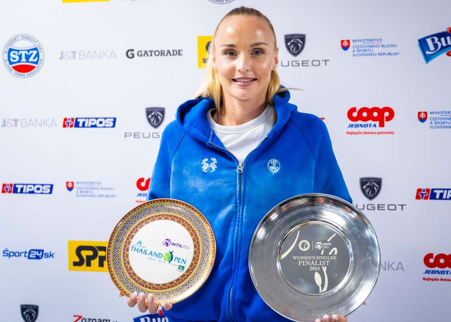 Šramková pózuje s trofejami za triumf v Thajsku.