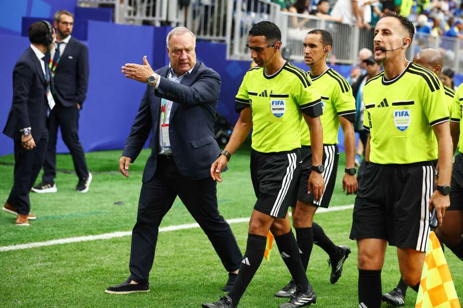 Dick Advocaat gibt Jalal Jayed noch ein paar Worte mit.