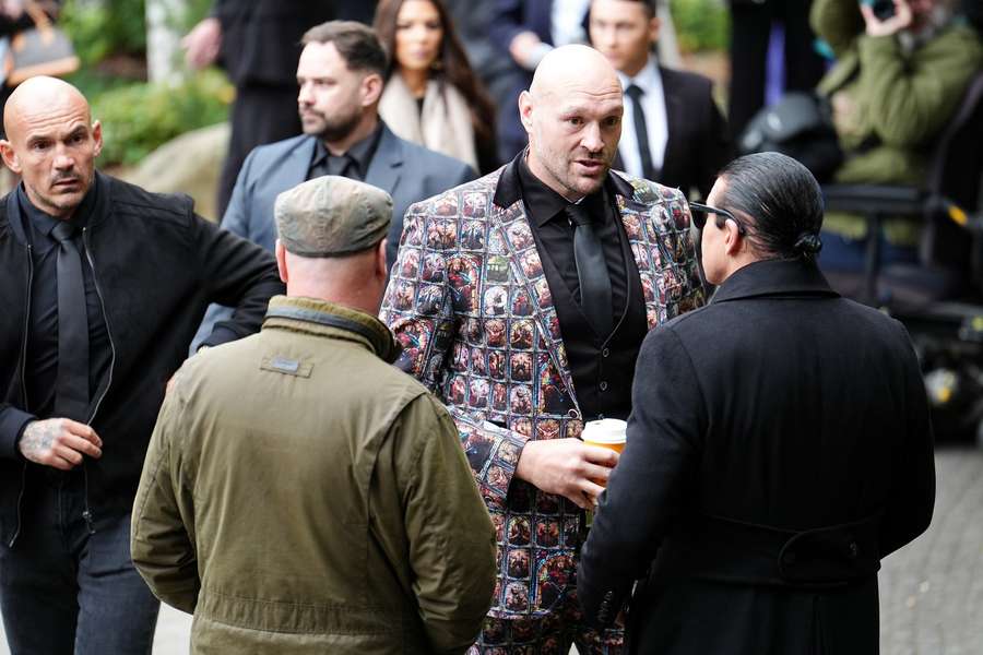 Tyson Fury entre os presentes no funeral de Ricky Hatton