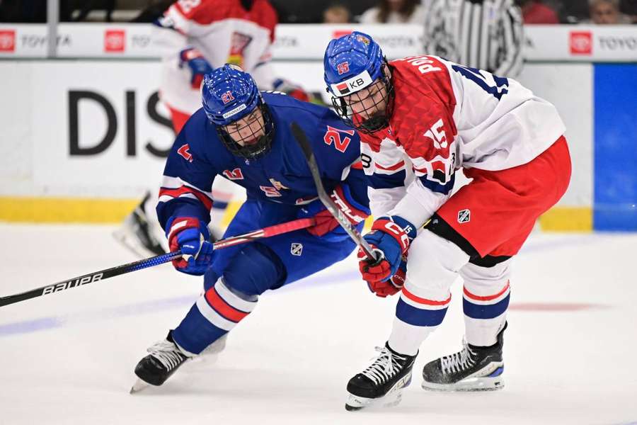 Hokejová osmnáctka ztratila na úvod MS v závěru duel s USA.