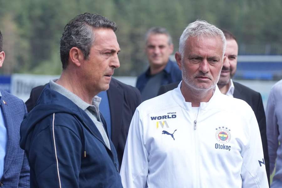 Prezident Fenerbahce Ali Koc po boku kouče Josého Mourinha během angažmá v Turecku.