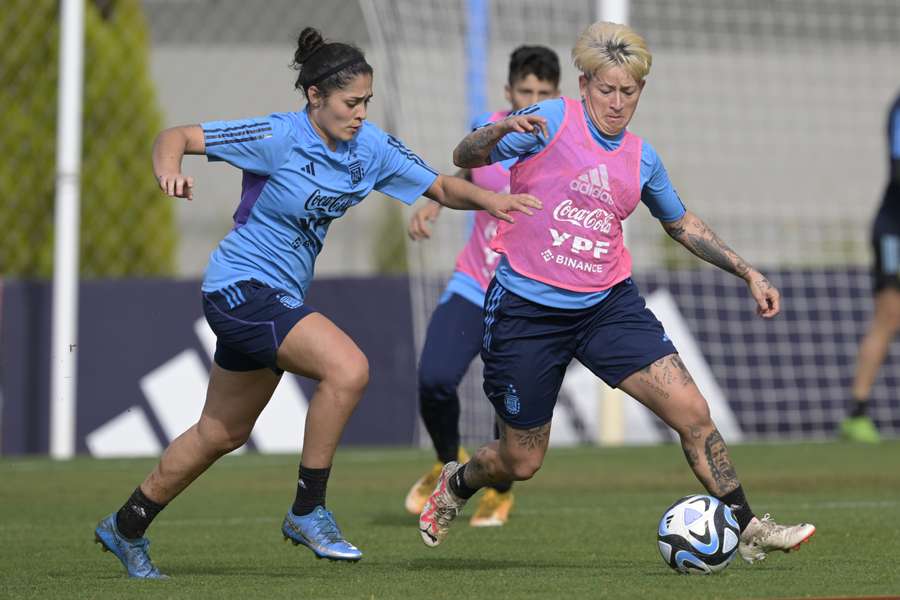 Yamila Rodriguez protege el balón bajo la presión de Chiara Singarella en un entrenamiento