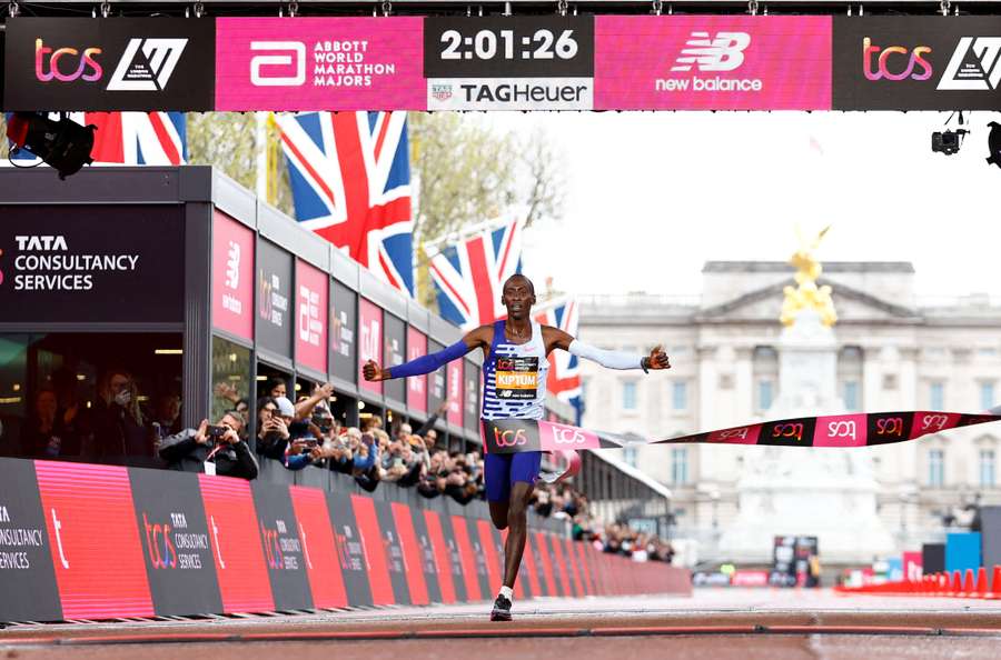 Kelvin Kiptum festeja ao cruzar a linha de chegada para vencer a Maratona de Londres