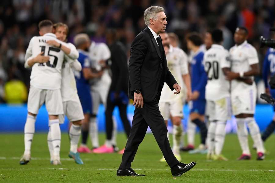 Ancelotti saluda a los jugadores tras el partido contra el Chelsea