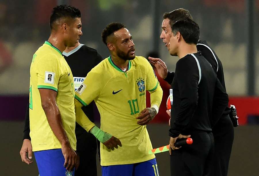 Jogadores do Brasil reclamaram com a arbitragem após o fim do primeiro tempo