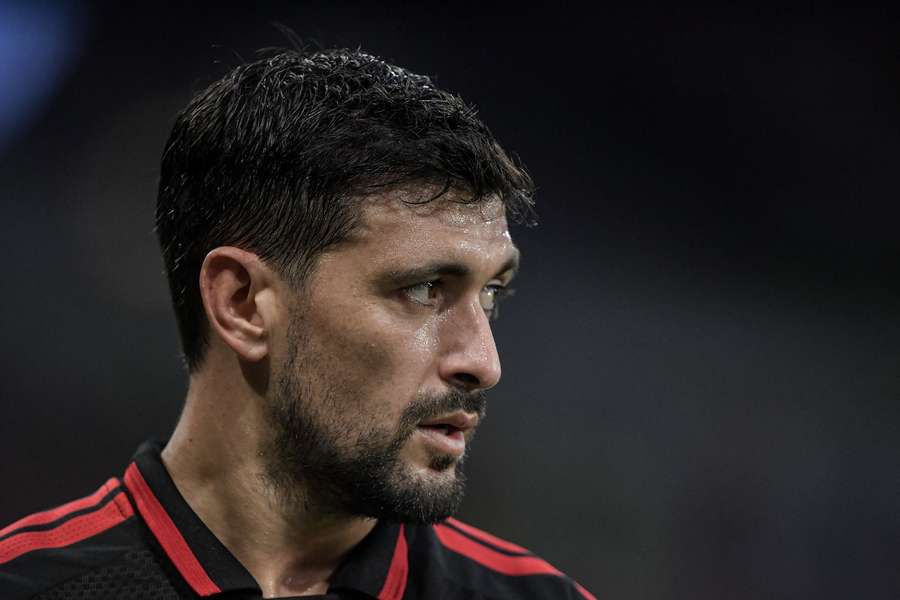 Contra o Santos, Arrascaeta igualou Modesto Bría como o estrangeiro que mais vezes vestiu a camisa do Flamengo