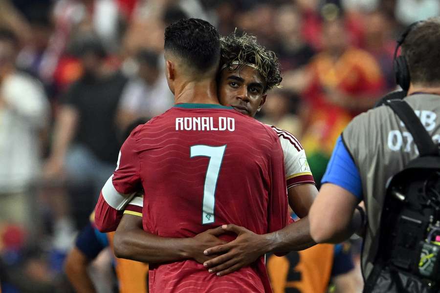 Cristiano Ronaldo și Lamine Yamal se îmbrățișează la finalul partidei Cristiano Ronaldo și Lamine Yamal se îmbrățișează la finalul partidei