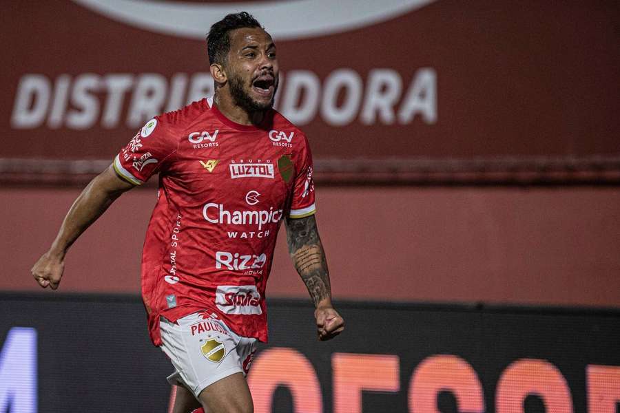 Lourenço comemora o gol que decidiu a partida