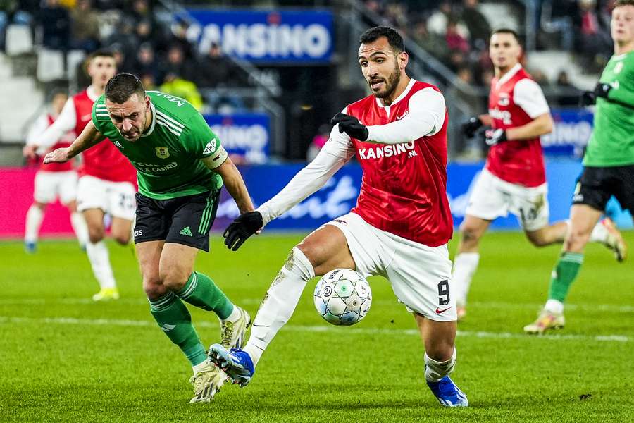 Bram van Polen (L) in duel met Eredivisie-topscorer Vangelis Pavlidis