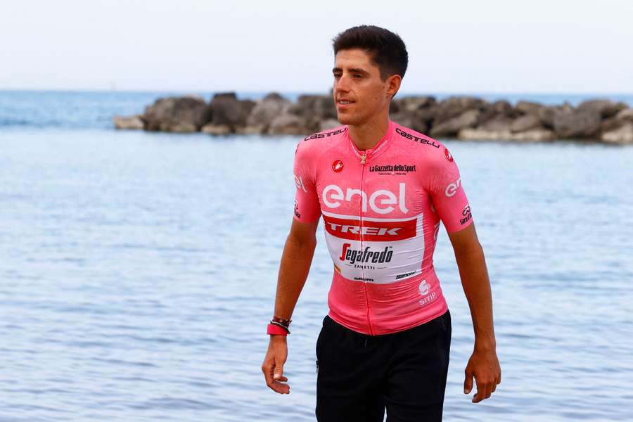 Juanpe López, con la maglia rosa en la jornada de descanso del Giro 2022 en Montesilvano Marina