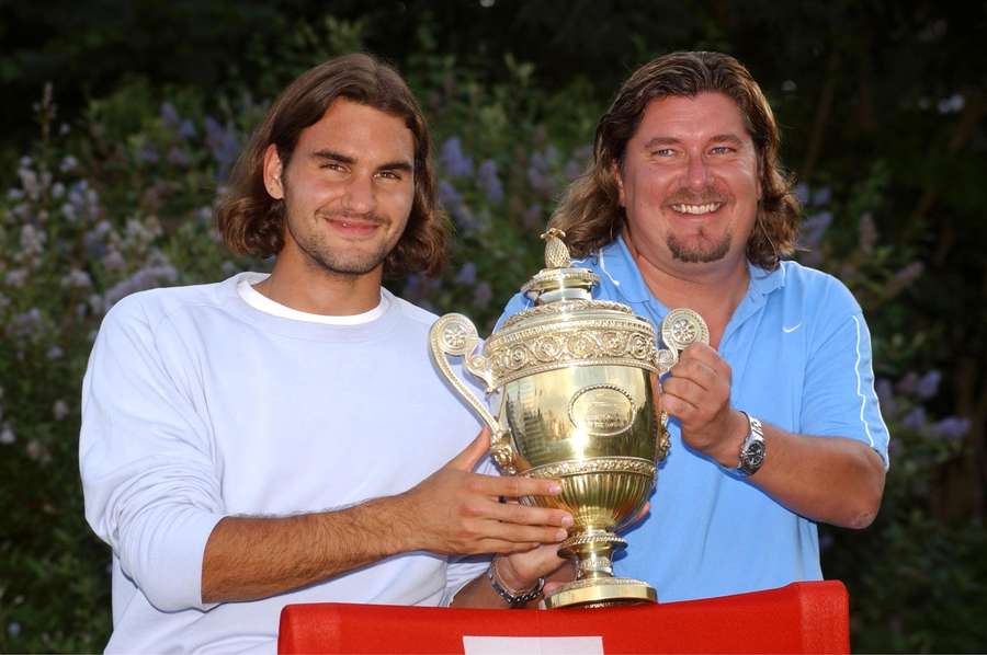 Federer med Lundgren efter at han havde vundet sit første Wimbledon trofæ