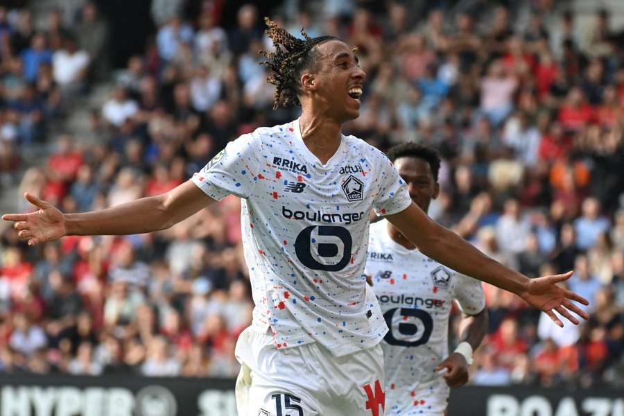 À 17 ans, Leny Yoro s'est déjà imposé comme un titulaire en puissance dans la charnière du LOSC