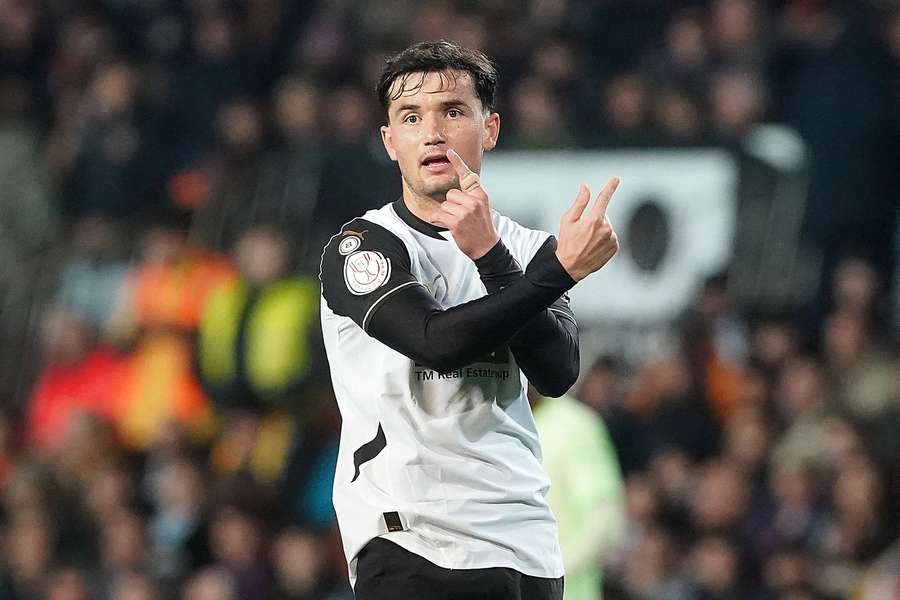 Hugo Guillamón esteve seis épocas na equipa principal do Valência Hugo Guillamón esteve seis épocas na equipa principal do Valência