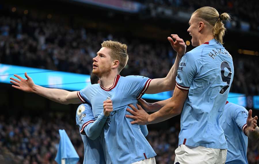 Manchester City midfielder Kevin De Bruyne (L) celebrates scoring the opening goal with striker Erling Haaland (R)