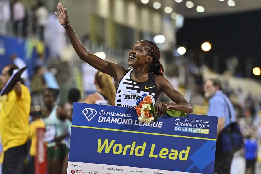 Keniaanse Faith Kipyegon verbetert wereldrecord op de 1500 meter