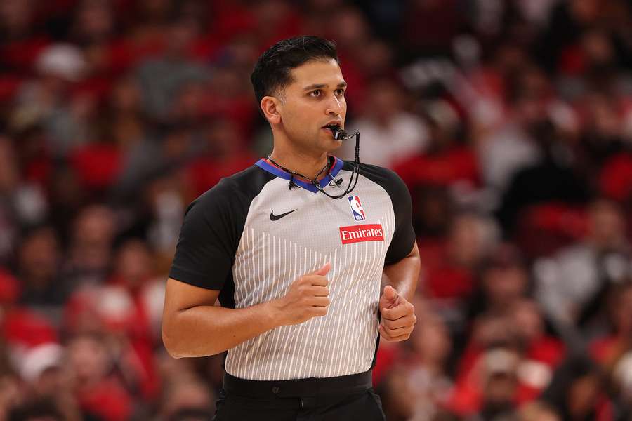 Los árbitros de la NBA usarán auriculares en los partidos desde el sábado 1 de noviembre Los árbitros de la NBA usarán auriculares en los partidos desde el sábado 1 de noviembre