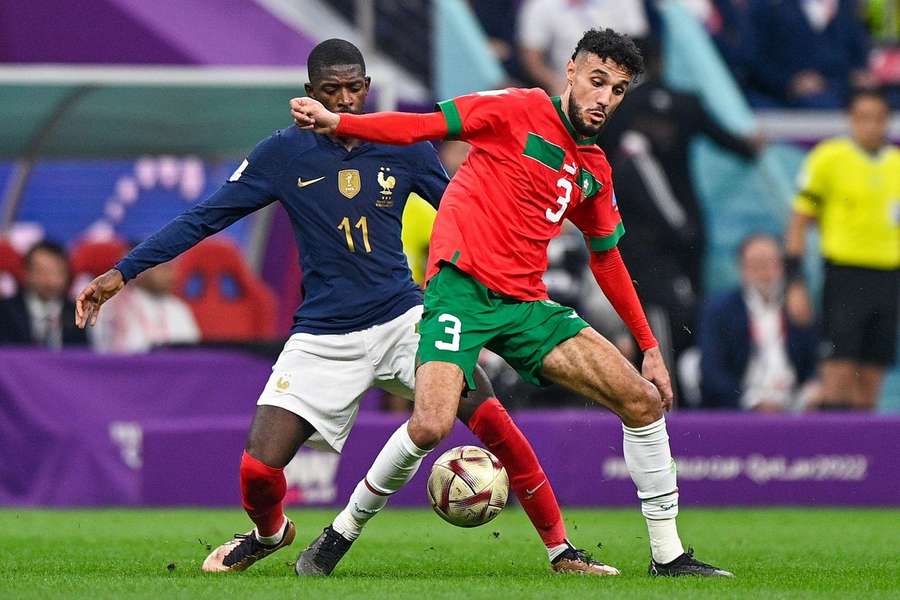 Mazraoui en action lors de la Coupe du monde 2022