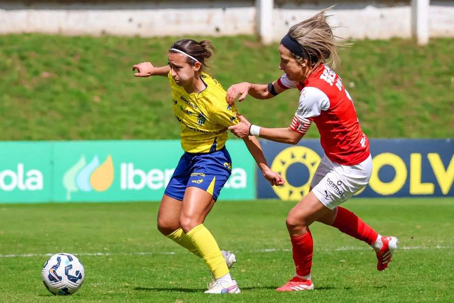 Cris tenta fugir da marcação de Dolores Silva
