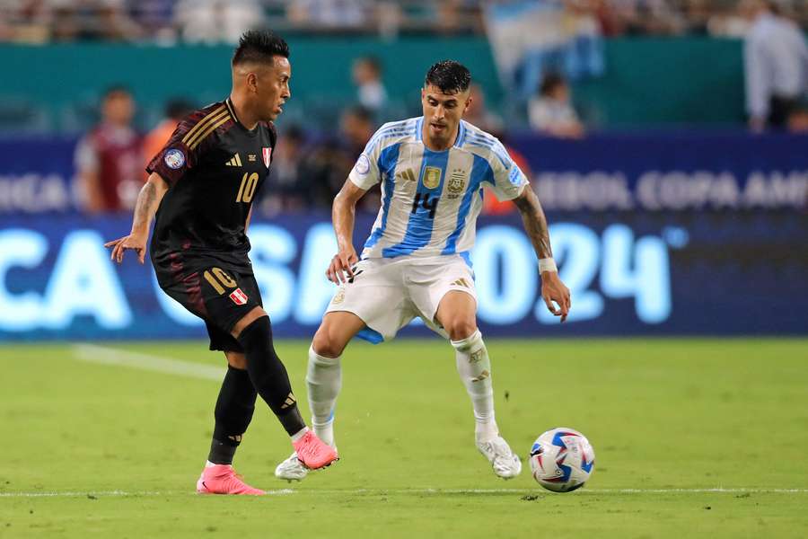 Christian Cueva, ante el argentino Exequiel Palacios en un duelo entre Perú y Argentina en junio de este año