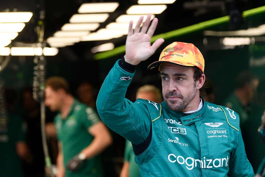 Alonso cumprimenta os muitos fãs no GP de Espanha