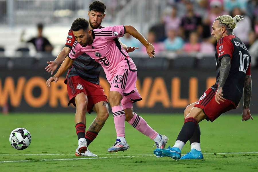 Jordi Alba (v strede) v zápase proti Torontu.