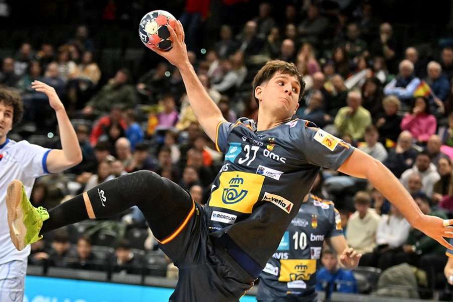 Dani Fernández remata à baliza durante o Espanha-Eslováquia