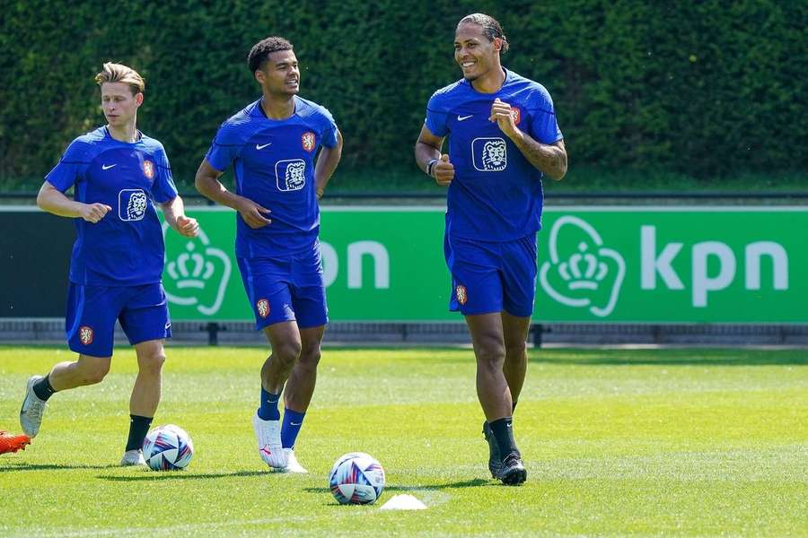 Gakpo e Virgil van Dijk em treino com a seleção neerlandesa