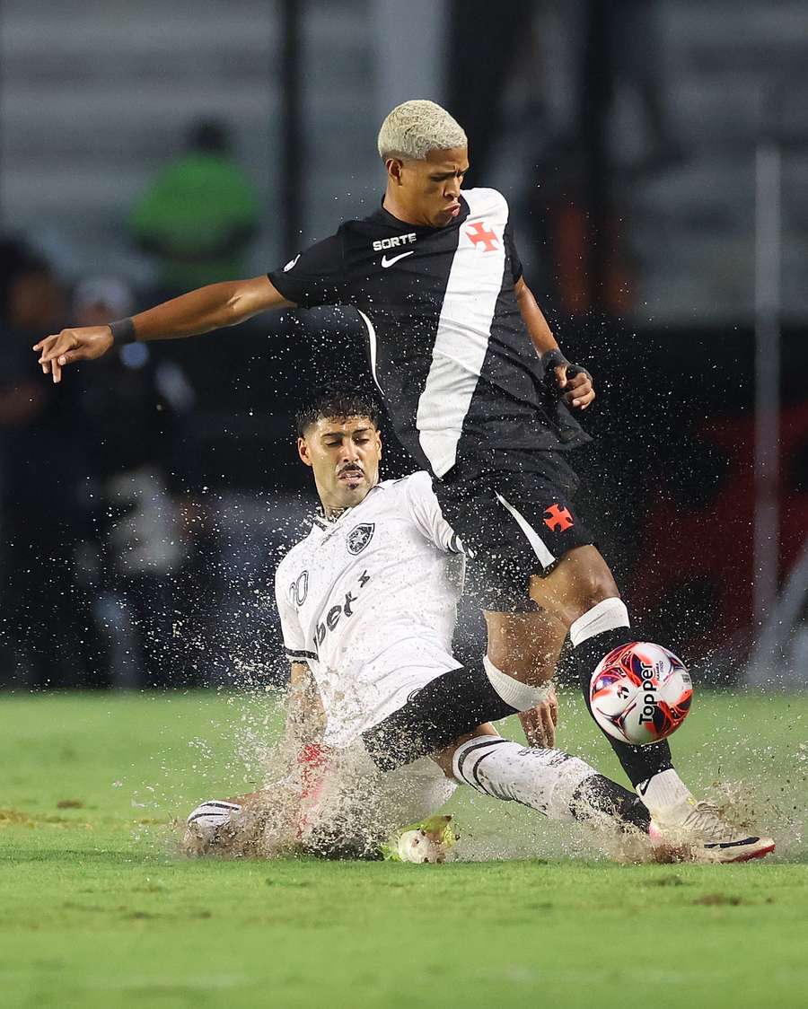 Condição do gramado atrapalhou os dois times