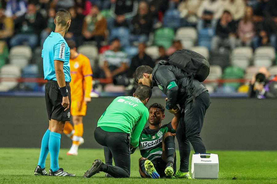 Matheus Reis saiu lesionado diante do FC Porto aos 14 minutos