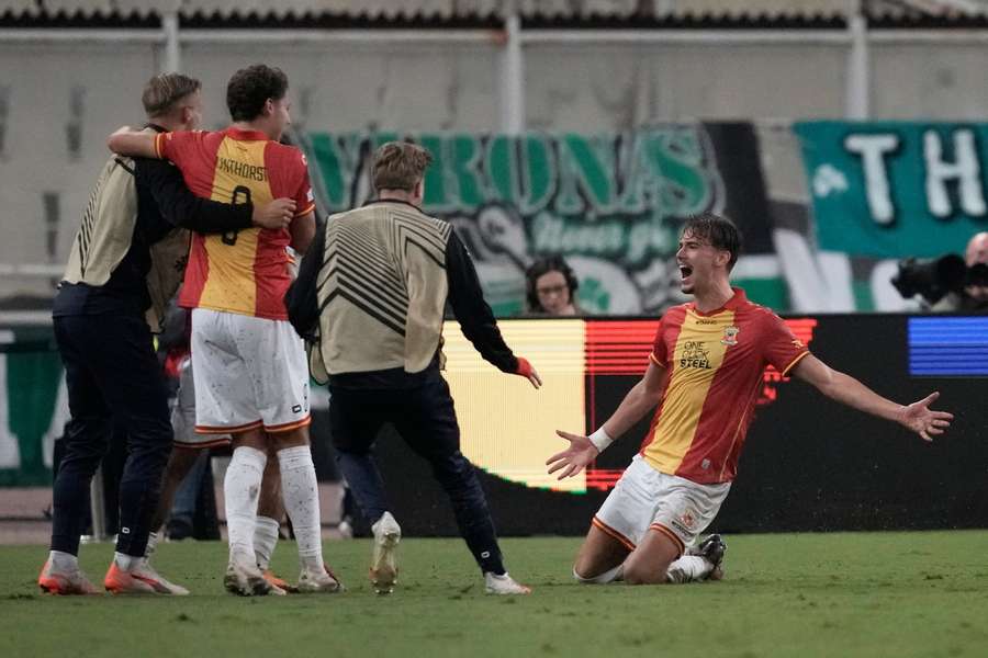 Kees Smit celebrates his goal