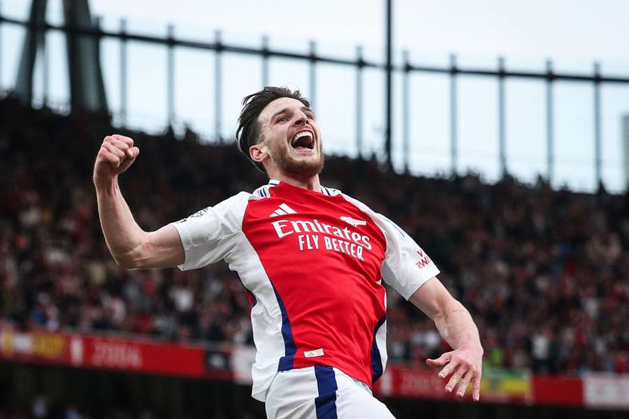 Rice sărbătorește un gol pentru Arsenal.