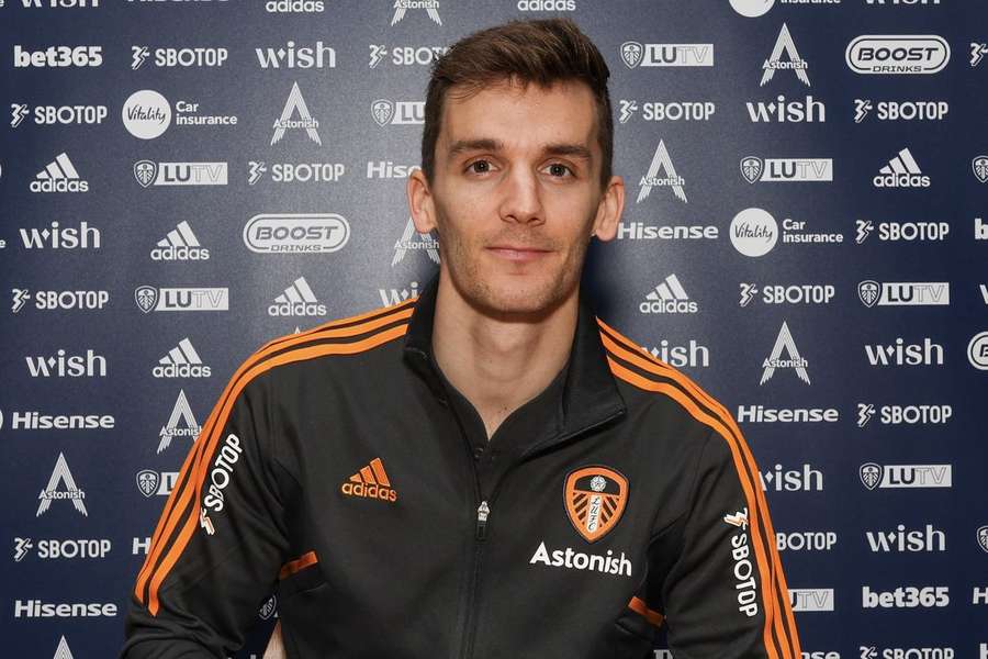 Diego Llorente renova pelo Leeds até 2026